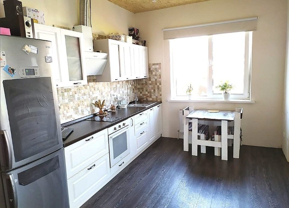 Продается дом 94кв.м., полностью жилой, 3 спальни, куня-гостинная, гардеробная, котельная, раздельный санузел, все основные работы уже выполнены. Тихое и уютное место, хороший, большой правильной формы участок 6.2 сотки, из кухни свой выход на большую крытую террасу с видм на сад. Скважина, септик, 