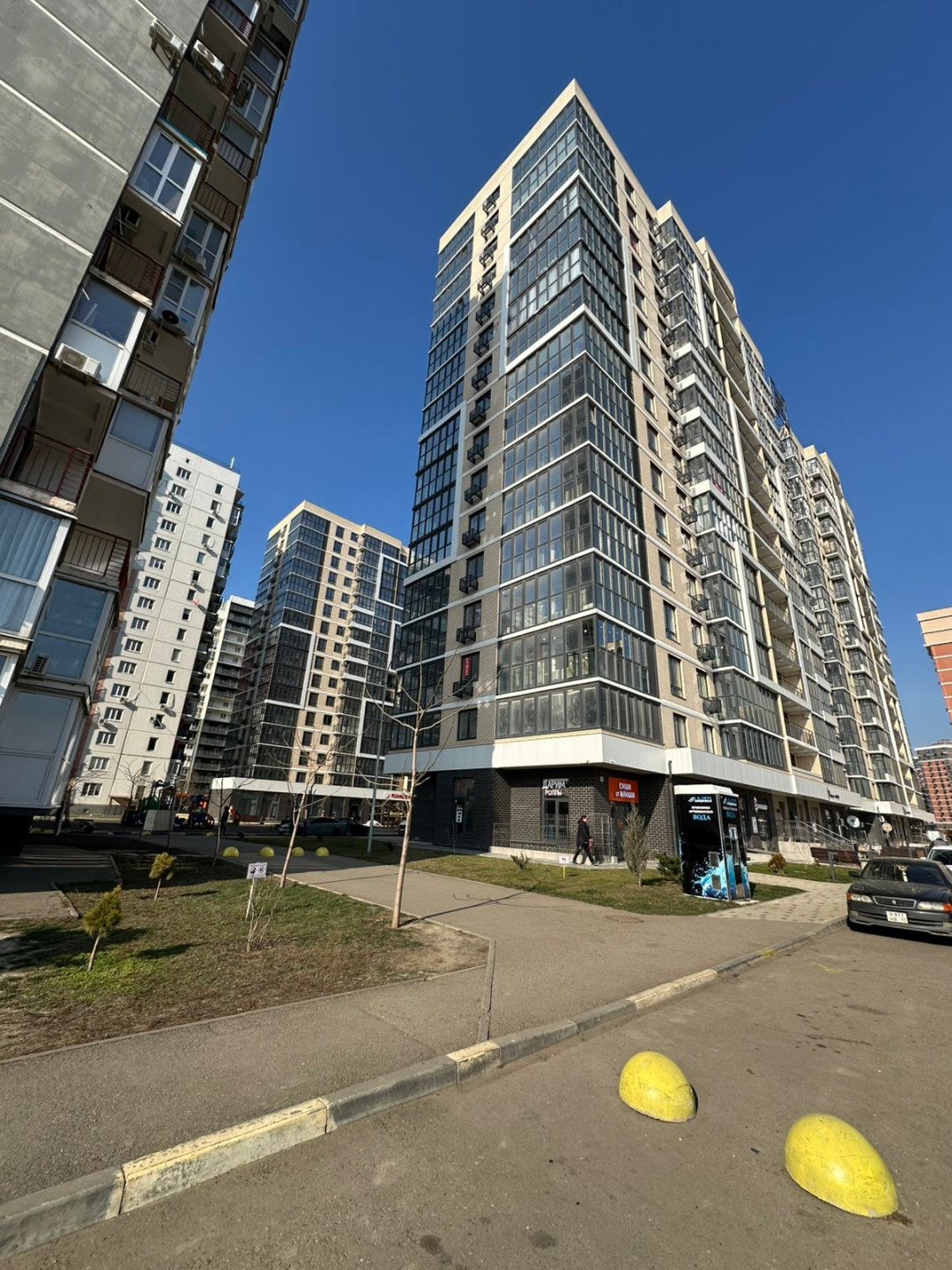 Арт. 96819097  
Краснодарский край, Краснодар, Западный обход,  
ЖК Зелёный театр .Евро 2- х к кв. 
Новый дом, новый ремонт, мебель ,техника.Квартира светлая никто не проживал. 
Город в городе, на территории школа, дет сад, спортивные секции,площадки, торговый центр, кафе, аптеки, банк, поликлиника.