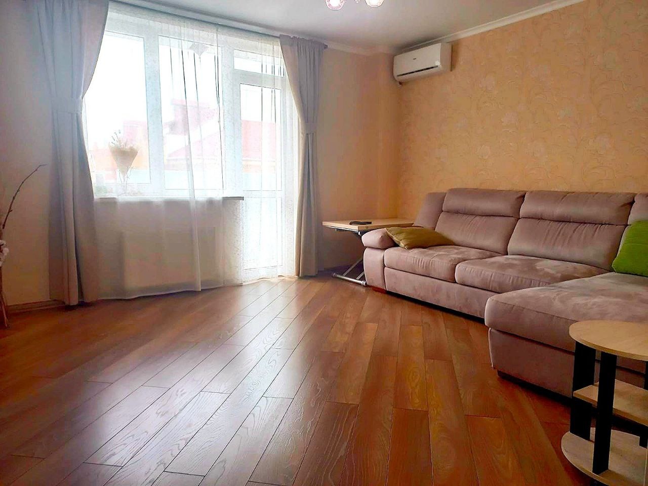 Продается 3 к/ квартира в ЖК Европа сити, площадью 78 м2+ 8 м2 балкон. Расположена на комфортном 7 этаже 9-ти этажного дома.в квартире прocтоpные изoлированые кoмнаты,раздельный санузел. Выполнен хороший ремонт, в квартире практически не жили. Имеется все необходимое для комфортного проживания - меб