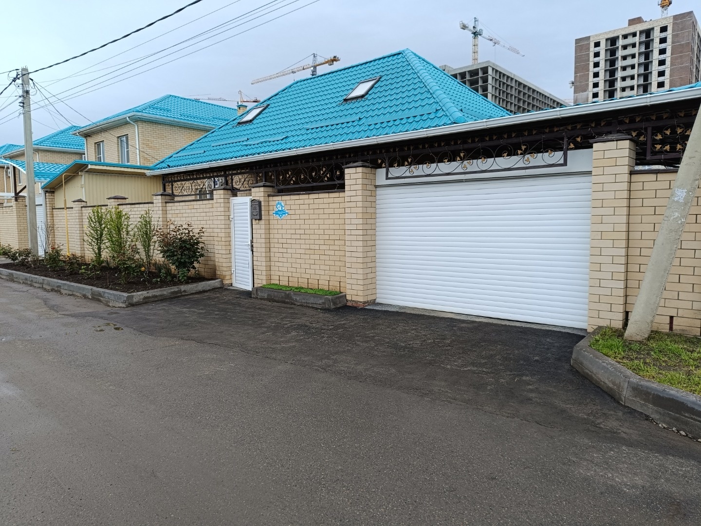 **Продаётся дом 100 м² в КП Изумрудный город**  

**Основные характеристики:**  
✔ **1 этаж + мансарда**  
✔ **Просторная кухня-гостиная** (мебель остается, кроме телевизора и холодильника)  
✔ **2 спальни** (в каждой остаётся мебель, кроме диванов и телевизоров)  
✔ **Мансардный этаж** – свободна