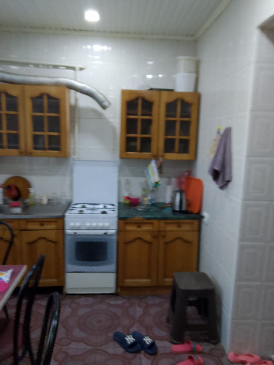 Продается 1 к/квартира(по документам), в доме с участком земли примерно в 1,5 сотки. Отдельный вход. Все центральные коммуникации, отопление газовые. В квартире выполнен ремонт, ламинат, натяжные потолки, санузел в плитке. При продаже все остается. Подойдет как для собственного проживания, тк и для 