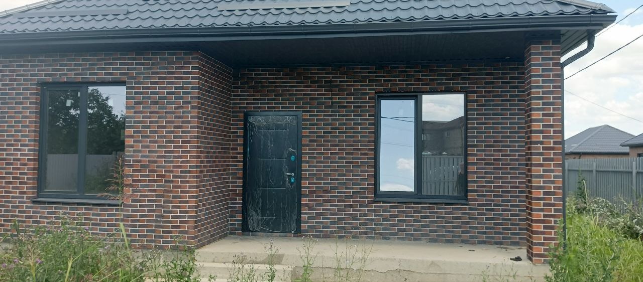 Для тех кто любит жить в пригороде Краснодара.
Лучшее предложение в данной локации для молодой семьи. 

В продаже — новый кирпичный дом на завершающей стадии готовности в предчистовой отделке с теплым полом  в Динском районе, село Примаки который находится в 20 минутах  от г. Краснодар.
Отличные под