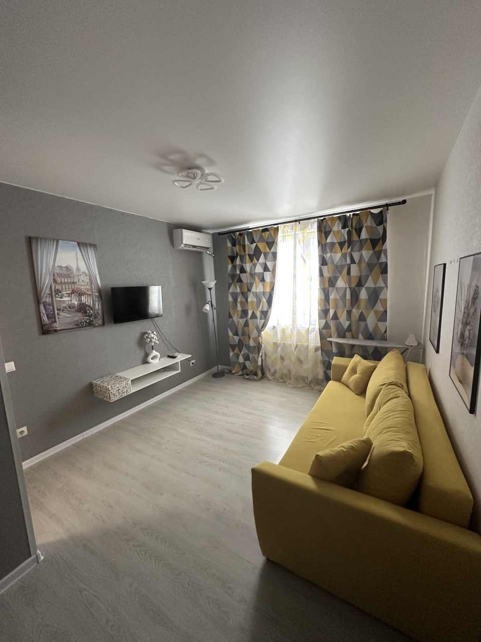 Продается уютная 1 к/квартира,площадью 34 м2, на комфортном 4 этаже.Квартира без долгов и обременений.Взрослый собственник.
Район максимально развит- рядом школа, детский сад, магазины, салоны, строится огромный термальный комплекс,аллеи для прогулок, Немецкая деревня с Лебединым озером, строится тр