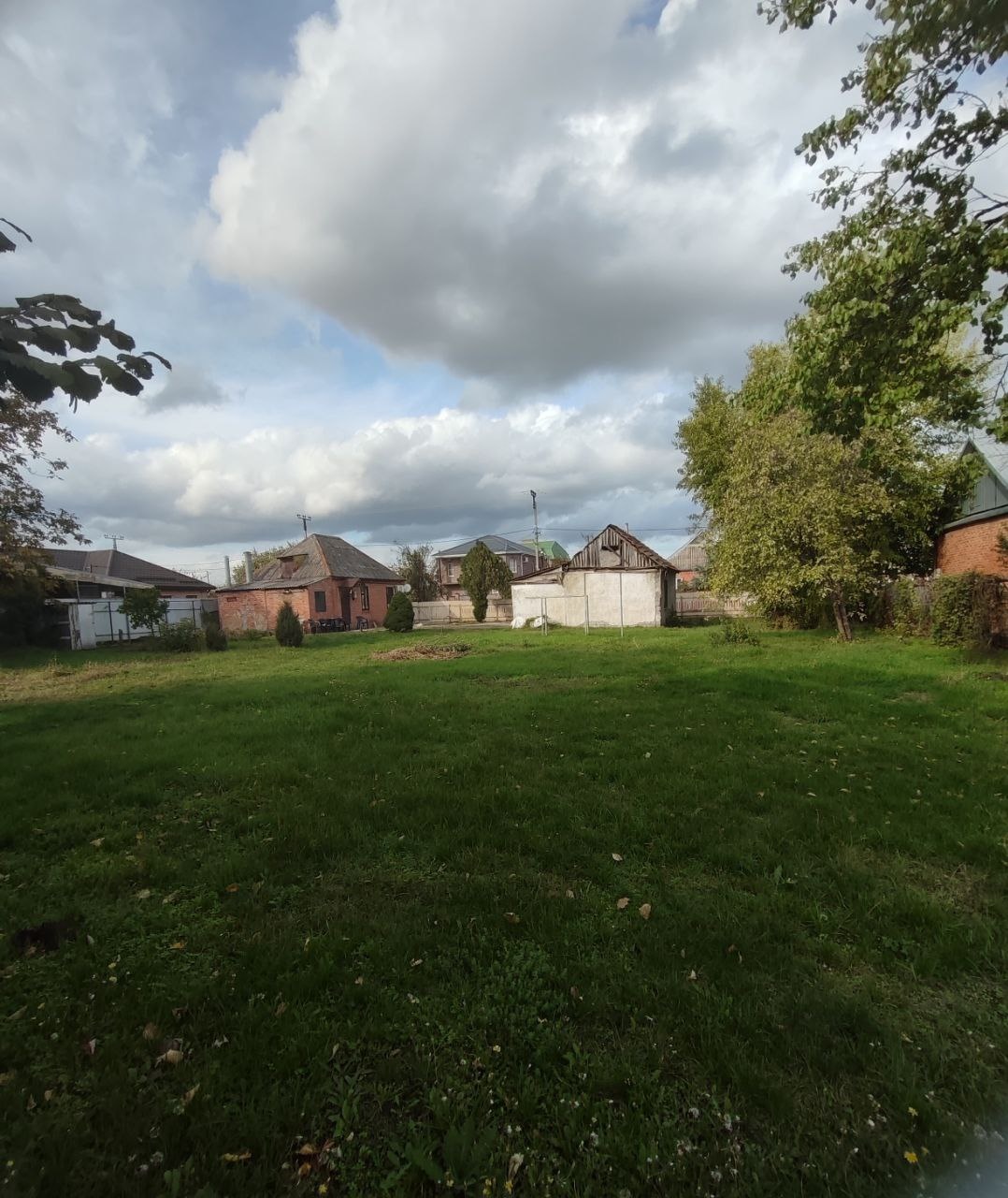 Продается участок с домом с  отличным расположением. Участок площадью 15 соток, правильной формы,фасад 32 метров, что дает возможность разделить его на 2 участка правильной формы по 7,5 сотки. На участке расположен домик 2013г постройки, площадью 55 м2, полностью с ремонтом и со всеми коммуникациями