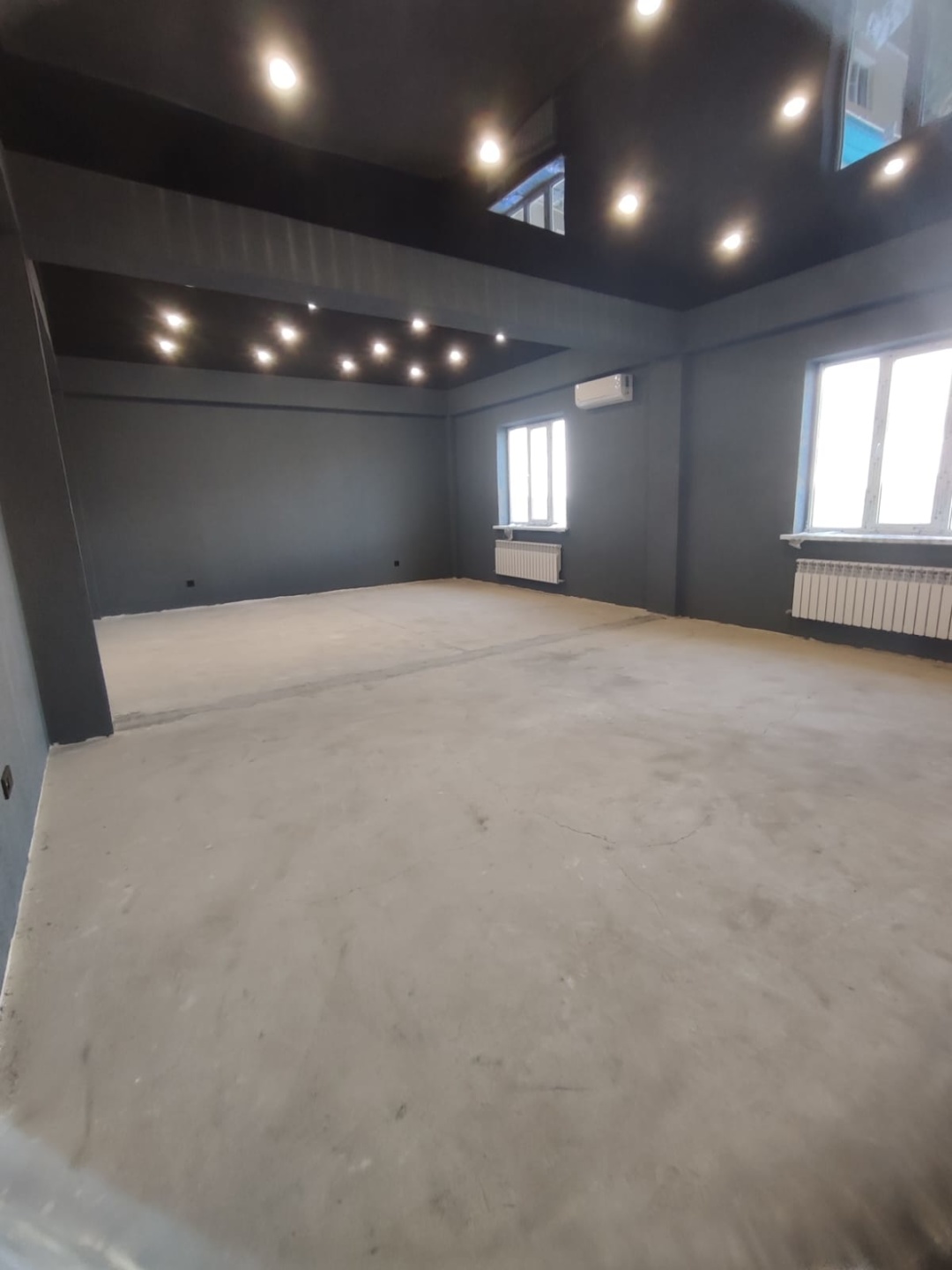 Продается коммерческое помещение свободного назначения, площадь 60 м2 на 3 этаже трехэтажного офисного здания. Выполнен хороший оригинальный ремонт (осталось еще положить плитку на пол), бонусом собственный санузел. Два входа и два окна, что дает возможность разделить снова на два помещения по 30 м2