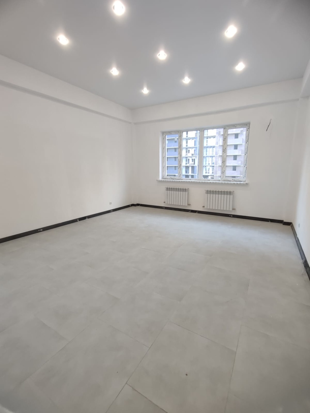 Продается коммерческое помещение свободного назначения, площадь 30 м2 на 3 этаже трехэтажного офисного здания. Выполнен ремонт, что дает возможность сразу приступить к работе. Высота потолков 3,5 м, мокрая точка - горячая и холодная вода,выходы под санузел, свет 5 кВт с возможностью увеличения,точки