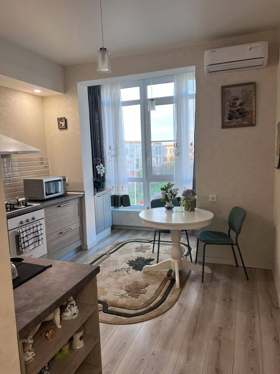 Продается 1 к/ квартира в ЖК Италия в районе Немецкой деревни. Расположена на комфортном 3 этаже 3-х этажного дома.В квартире выполнен ремонт, раздельный санузел.
Недaлeко paсположена школа, магазины, салоны красоты,транспортная развязка с выездом на Западный и Ближний Западный обход.

В шаговой дос